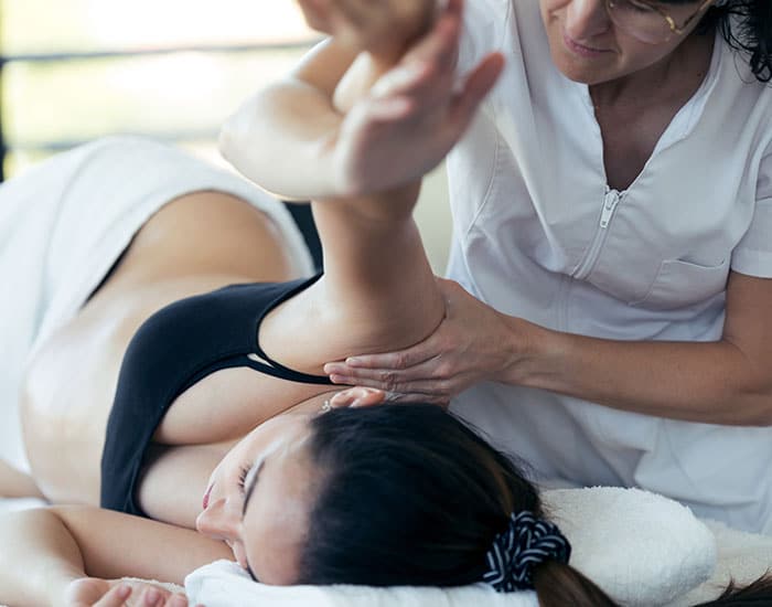 Séance d'ostéopathie à Grenoble pour les femme enceinte